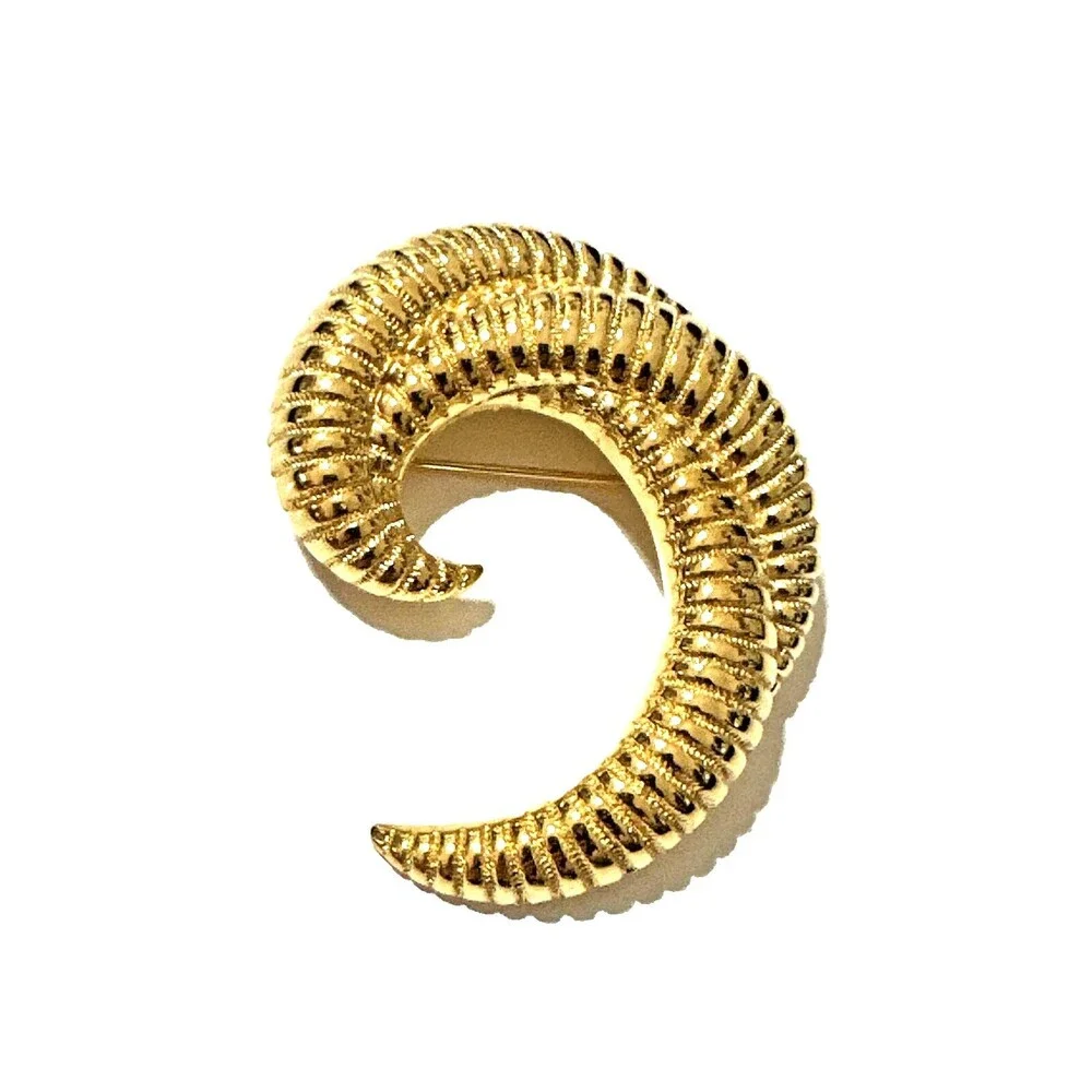 Vintage Monet Ribbed Swirl Brooch Gold Tone Textured Wave Pattern Pin 2.25